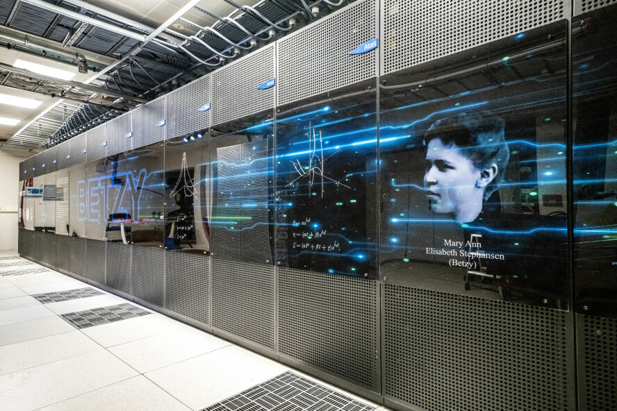 Den 30 tonn tunge superdatamaskinen Betzy på NTNU ble blant annet brukt til å beregne effekten av massevaksinering mot Covid-19. I årene framover må det brukes 2,6 milliarder kroner på å øke norsk kapasitet på slik regnekraft, anbefaler Forskningsrådet. 📸: Gorm Kallestad / NTB