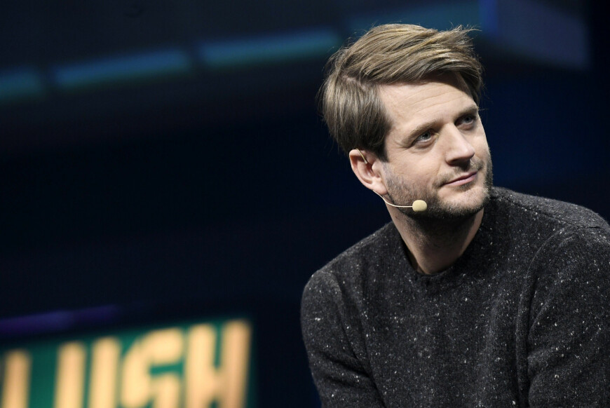 På få år har Sebastian Siemiatkowski sett over halvparten av Klarnas ansatte forlate selskapet. Målet er at antallet skal halveres nok en gang, sier han i et ferskt intervju. 📸: Heikki Saukkomaa / Lehtikuva / Reuters / NTB