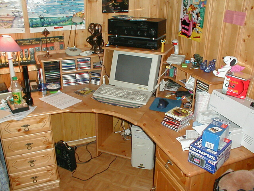 Sånn her så PC-en min ut i 2001. Da var jeg ennå hyppig besøkende på databutikker i Porsgrunn, og jeg hadde tre å velge mellom. Nå har jeg ingen, selv om jeg bor i Norges hovedstad. 📸: Ole Petter Baugerød Stokke
