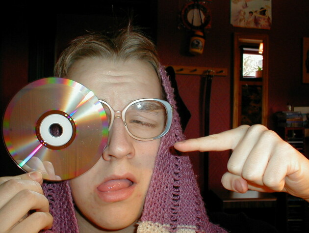 Sånn så jeg ut foran PC-en øverst i artikkelen, i 2001, med en brenne-CD jeg garantert har kjøpt av en av de nevnte databutikkene. Hadde jeg visst at jeg 23 år senere skulle bo i en hovedstad uten en eneste databutikk, hadde jeg falt av kontorstolen.