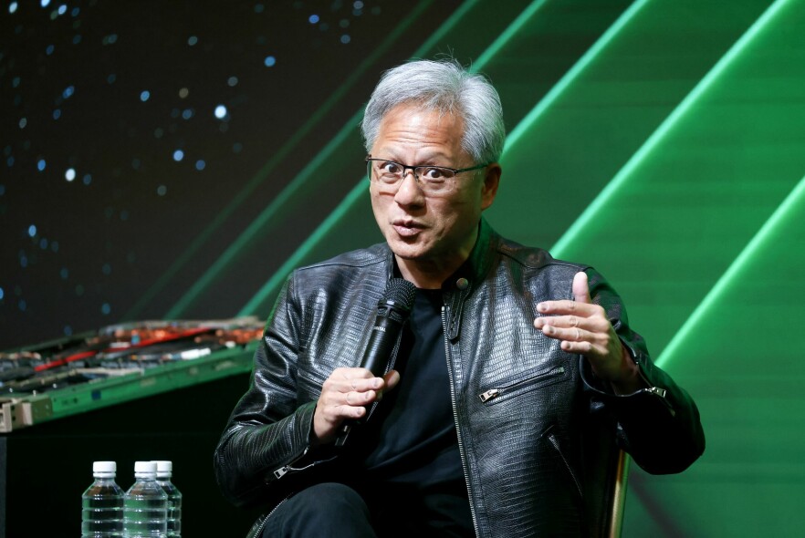 Jensen Huang og Nvidia har tjent gode penger på AI. Nå kan de være på vei inn på eiersiden av OpenAI. 📸: I-Hwa Cheng / AFP / NTB