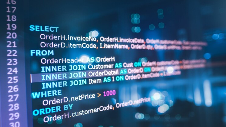 Er det ikke ulogisk å måtte skrive SELECT før FROM? Det synes Google også, og foreslår en ny syntaks. 📸: NTB / Shutterstock