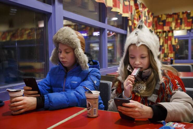 Svenskene anbefaler nå enda mindre skjermbruk blant barn og unge. 📸: Heiko Junge / NTB