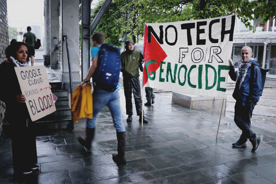 'No tech for genocide' handler om hvordan teknologigiganter som Amazon og Google beskyldes for å levere teknologi som hjelper Israel i angrepene på Gaza. De fleste som gikk forbi demonstrantene utenfor Javazone denne uka gjorde nettopp det; gikk forbi. 📸: Ole Petter Baugerød Stokke