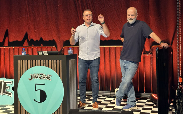 Nils Brede Moe i SINTEF Digital (til venstre) og Jan Henrik Gundelsby i Knowit la frem resultatene av 10 års forskning på team i utviklingsmiljøer på JavaZone 2024. 📸: Kurt Lekanger