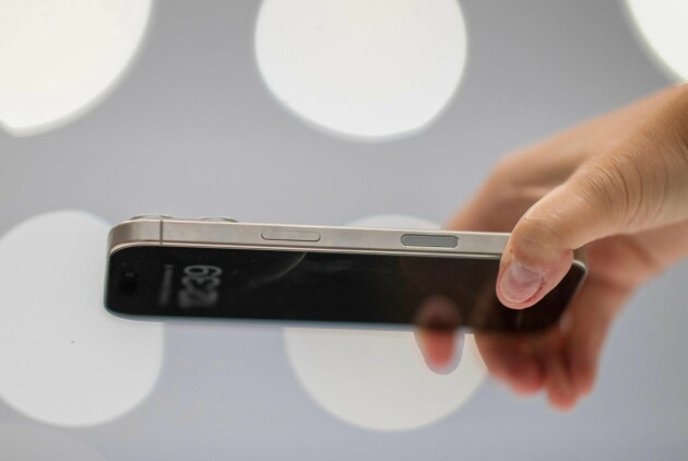 iPhone 16 får seg en egen kameraknapp, sånn Android har hatt i årevis. Petter tror utviklere kan få lov til å bruke den til ting, også. 📸: Nic COURY / AFP / NTB