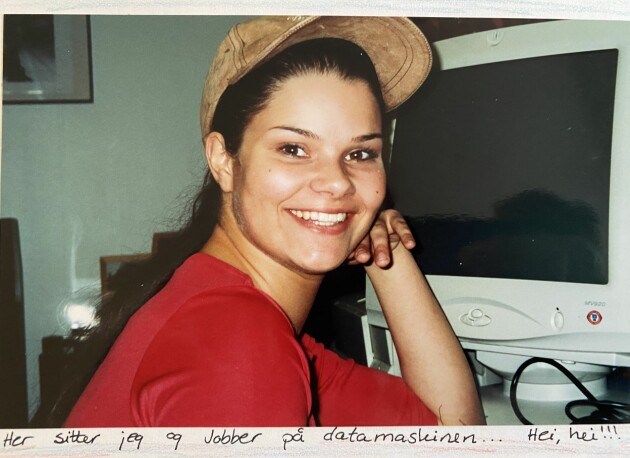 Monica har kodet siden hun var barn, og fortsatte med det både privat og i jobbsammenheng senere. Her som rykende fersk utvikler. 📸: Privat