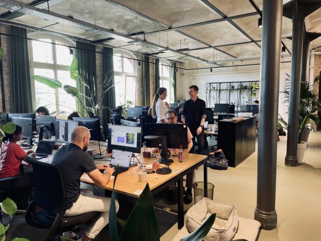 Monica er ofte på Forte Digitals kontor i Berlin. Her i samtale med Tino Truppel, teknologidirektør i Tyskland. 📸: Privat