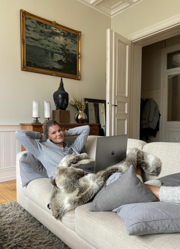 – Når jeg ikke er på jobb, trenger jeg å hente meg litt inn igjen. Det er viktig å finne tid til å ikke gjøre noe som helst, så om du hadde vært en flue på veggen min nå, ville gjerne dette vært hva du hadde sett, sier Monica. 📸: Privat