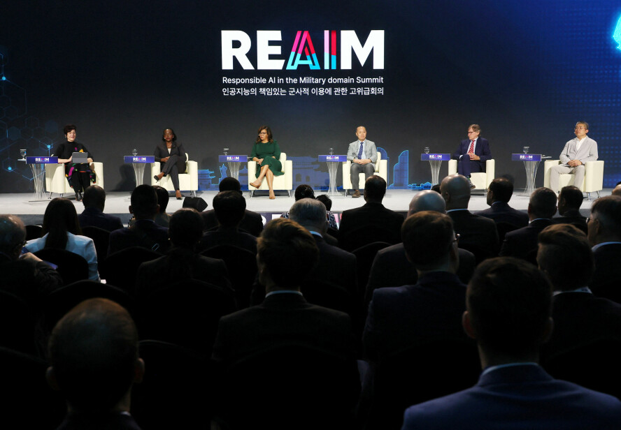 Nesten hundre land deltok på konferansen Responsible AI in the Military Domain (REAIM), der ansvarlig militær bruk av AI var temaet. 📸: Yonhap / Reuters / NTB