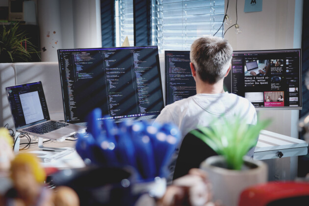 BenQ-skjermen i midten skiller seg ut fra andre skjermer ved at det er mer plass i høyden. En 21:9-tommers Samsung-skjerm til høyre og en MacBook Pro med 14-tommers skjerm til venstre. 📸: Ole Petter Baugerød Stokke