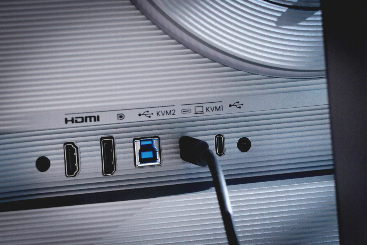 I tillegg til disse utgangene, er det også tre USB Type-A-utganger på undersiden foran på skjermen, samt en 3,5 mm hodetelefonutgang. 📸: Ole Petter Baugerød Stokke