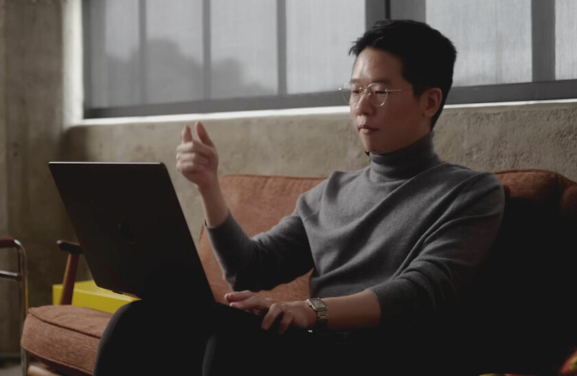Hyung Won Chung i OpenAI demonstrerer hvor flink o1-modellene er på programmering. 📸: OpenAI / Youtube