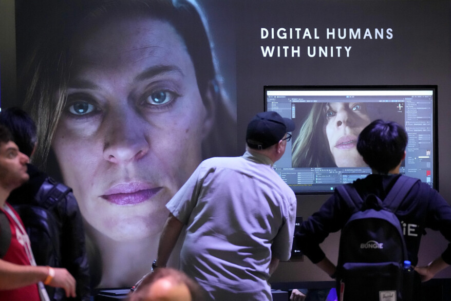 Unity går bort fra betalingsmodellen som skapte raseri hos spillutviklere i fjor. Bildet er fra en spillutviklermesse, der besøkende fikk se selskapets 'enemy AI'-løsning. 📸: Jeff Chiu / AP / NTB