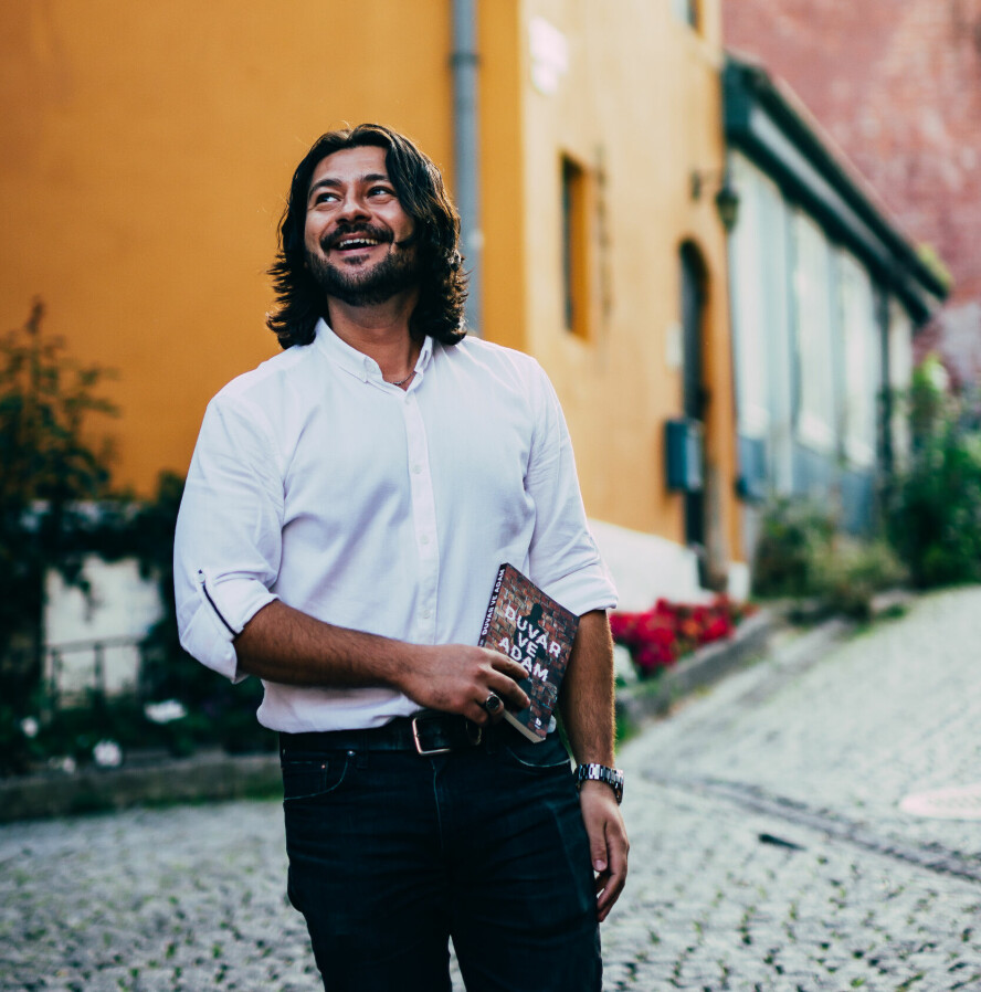 Sercan Leylek er frontendutvikler i Fremtind, og har også skrevet flere sci-fi- og fantasy-bøker. 📸: Privat