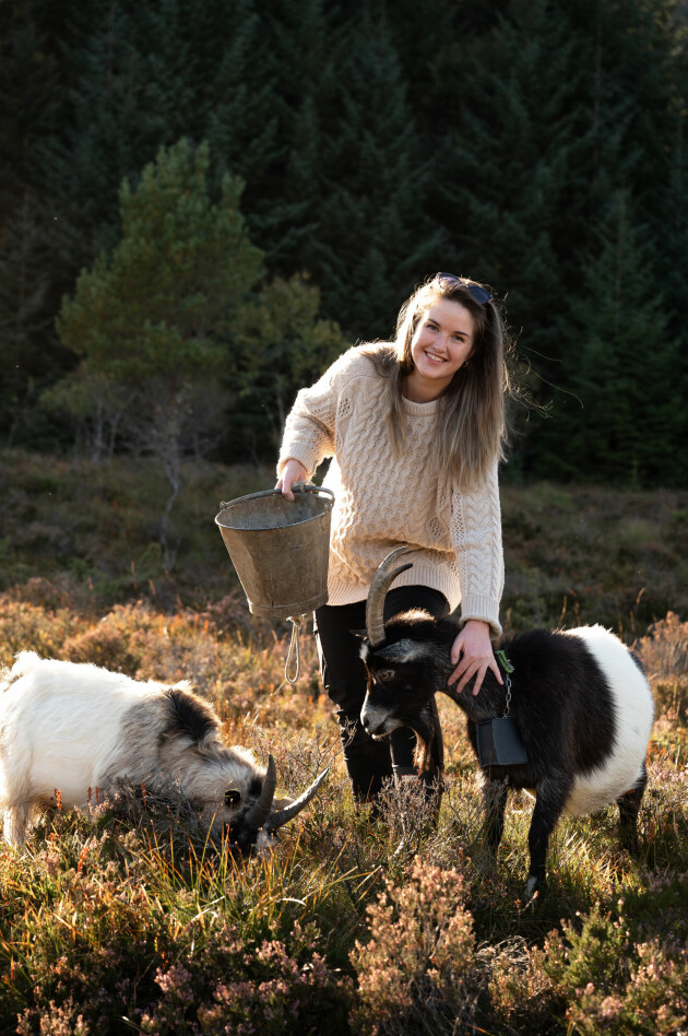Å være ute i naturen og sammen med dyra betyr mye for Ada Elise, og er fine avbrekk når det brukes mye tid foran skjermen. 📸: Helle Frogner / Kodebonden