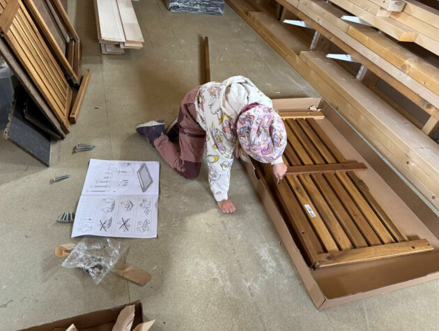 Tiril setter sammen sin første Ikea-benk. 📸: Privat