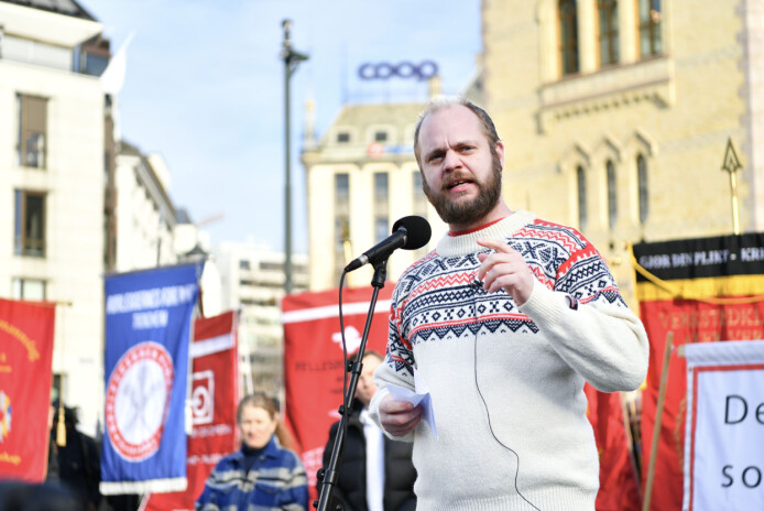 Politiker Mimir Kristjansson (R) foran Stortinget i en annen anledning. 📸: Rodrigo Freitas / NTB