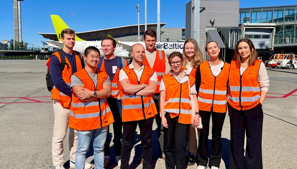 Årets summer interns i Avinor på besøk for å få et innblikk i teknologien på Oslo lufthavn.