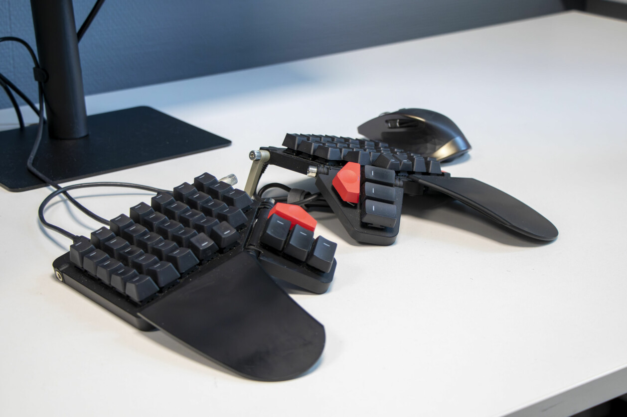 Ekte programmering? På pulten til Øyvind Monsen finner vi et ZSA Moonlander Mark I-tastatur uten påtrykte bokstaver. 📸: Kurt Lekanger