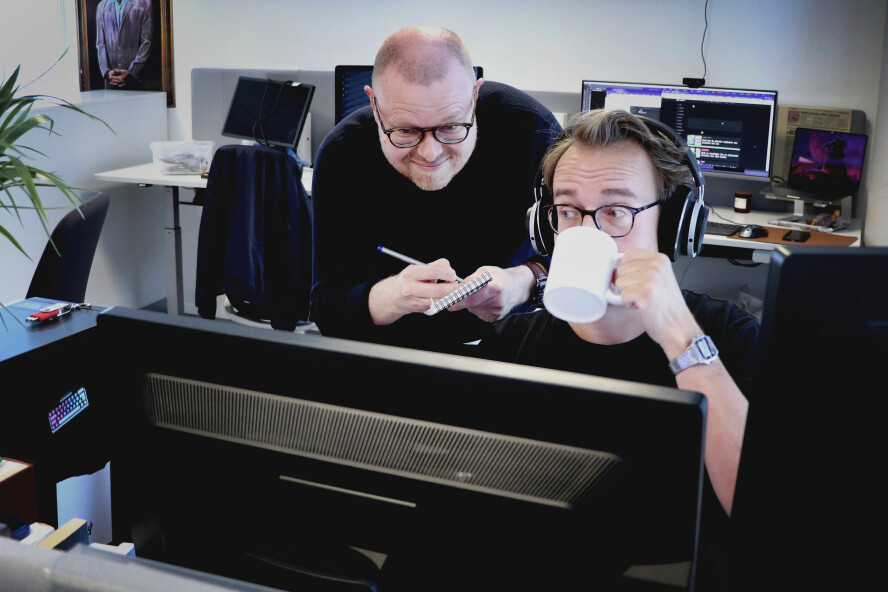 Jørgen spiller her rollen som nysgjerrig og/eller forstyrrende sjef og/eller kollega, mens jeg prøver å jobbe i fred. 📸: Kurt Lekanger