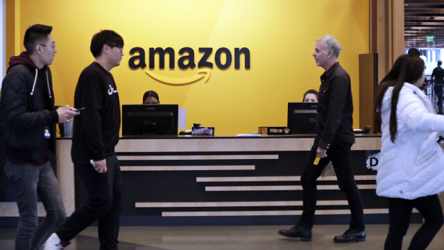 Amazon vil kreve at ansatte møter opp på kontoret fem dager i uka fra nyttår. Flere ansatte skal allerede ha sluttet som følge av det nye kravet, og langt flere skal også vurdere mulighetene sine. 📸: Elaine Thompson / AP / NTB