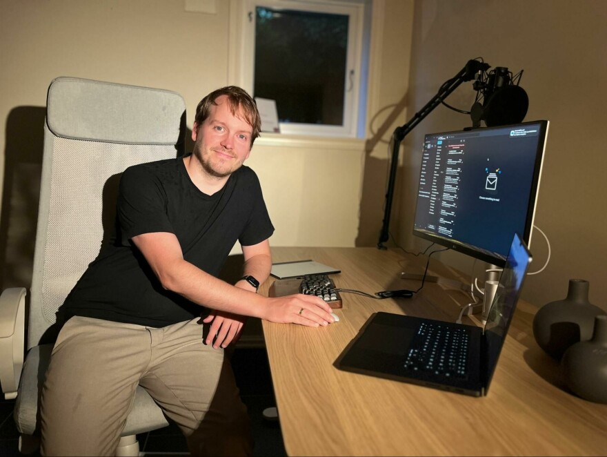 Robin Heggelund Hansen jobber som utvikler i Kodemaker, lager programmeringsspråket Gren og forteller om verktøyene han bruker for å få til begge deler. 📸: Privat