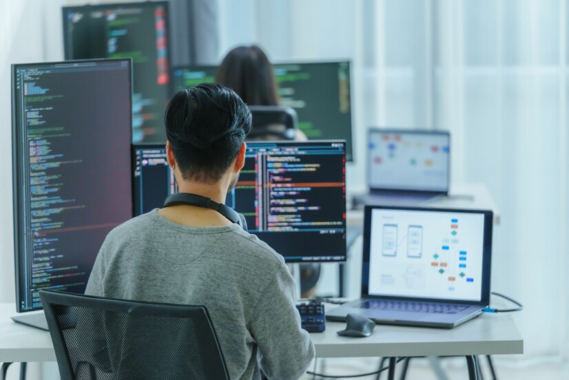En ny undersøkelse har prøvd å finne svaret på om hvorvidt AI-assistenter gjør utviklere mer produktive, eller bare fører til mer kode med bugs. 📸: NTB / Shutterstock