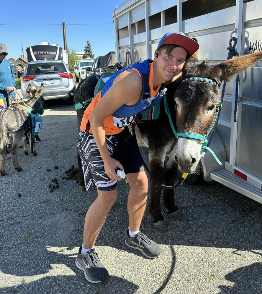 Konstantin Loginov er utvikler i Block, der han jobber med blant annet Tidal-appen. Her fra et 'Burro race' (!) i Rocky Mountains. 📸: Privat