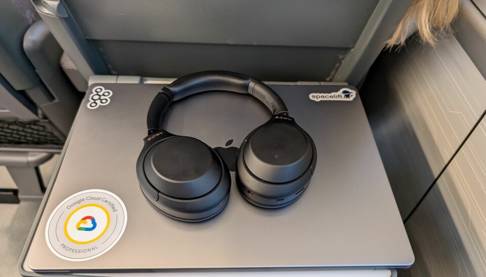 Bendik jobber på toget på vei til jobb, den ene ukedagen han er på kontoret. 📸: Privat