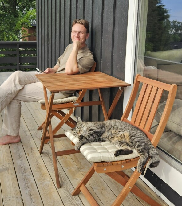 Bendik August Nesbø og katten. 📸: Privat