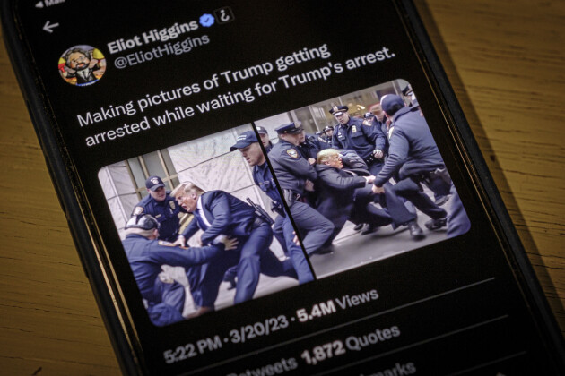 I fjor delte brukeren Eliot Higgins AI-genererte bilder av Trump som ble arrestert av politiet i New York. Higgins gjorde også et poeng ut av at bildene var laget, en merking som mangler på en del av de andre AI-genererte bildene. 📸: J. David Ake / AP / NTB