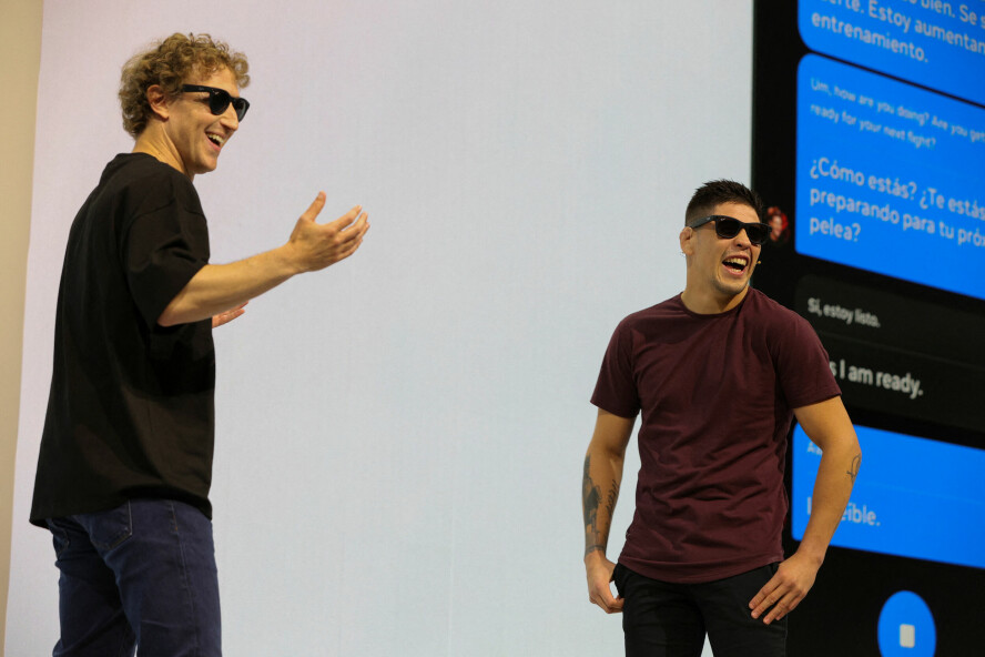 Mark Zuckerberg fikk med seg MMA-utøveren Brandon Moreno på scenen da han presenterte Metas Ray-Ban-briller. Zuckerberg var ivrig på å fortelle om oversettelsesfunksjonen som kommer til brillene, men Meta er mer motvillige til å fortelle hva de gjør med bildene fra brillene. 📸: Manuel Orbegozo / Reuters / NTB