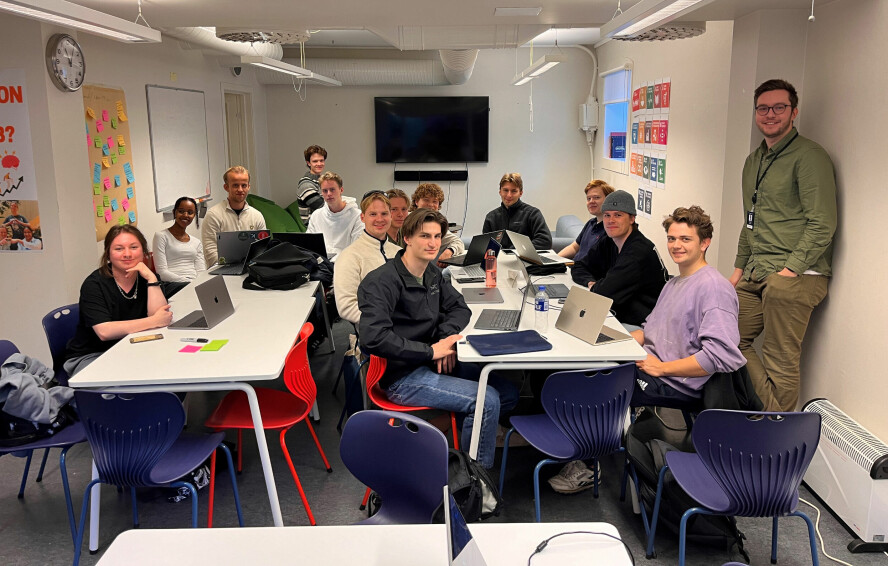 Gjengen med studenter i friByte arrangerer nå deres andre utgave av Bergen Open Source (BOS)-konferansen. For dem handler åpen kildekode om langt mer enn bare gode verktøy. 📸: Privat