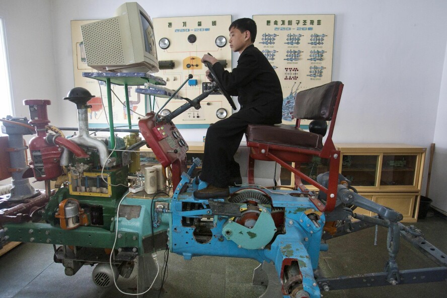 En nord-koreansk student lærer seg å kjøre traktor på en skole i Samjiyon, Nord-Korea, i 2012. Selv om landet ikke er kjent for de mest avanserte teknologien, klarer de å infiltrere kryptobransjen. 📸: AP Photo / David Guttenfelder