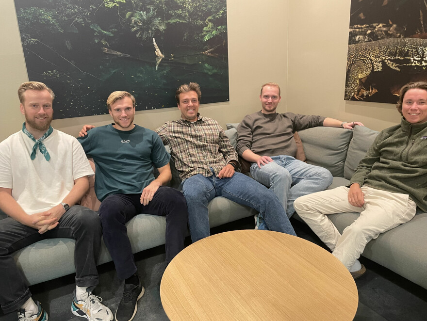 Teamet bak Glede-appen. Fra venstre: Jørgen Berntson Aase, Erik Kjernlie, Oliver Os, Fredrik Sørmo og Markus Grunde Halvorsen. 📸: Glede