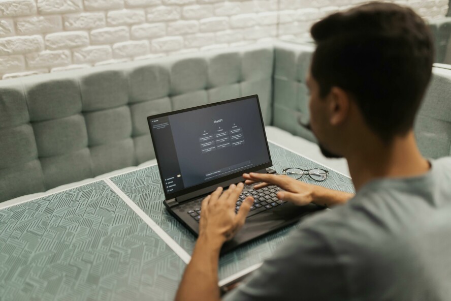 Hvordan påvirker AI din arbeidshverdag? Det er noe av det Forskningsrådet nå deler ut penger til. 📸: Matheus Bertelli / Pexels