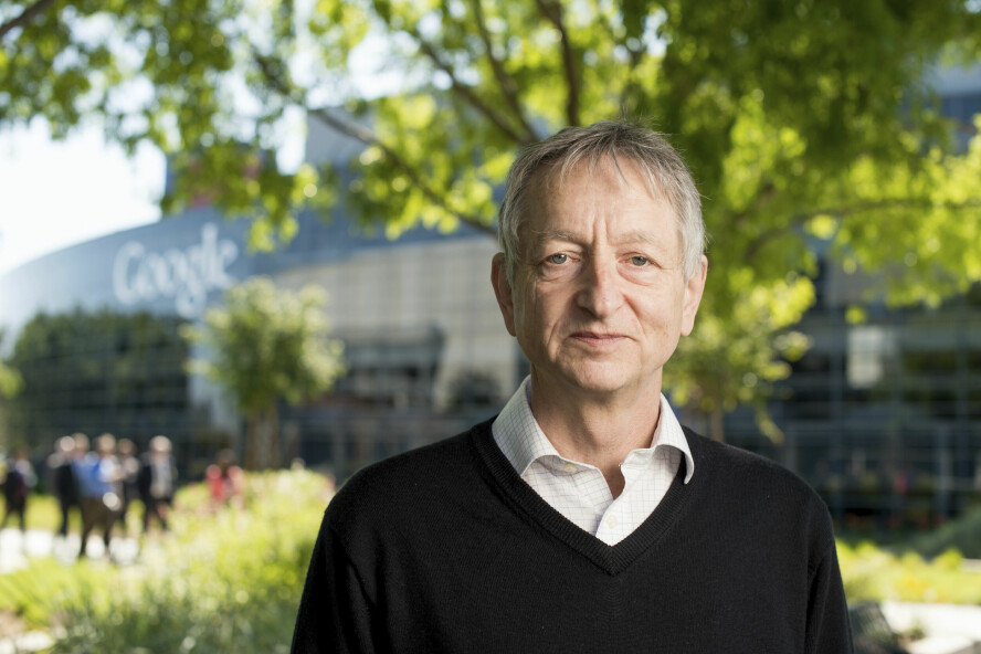 Geoffrey Hinton i 2015 i California ved hovedkvarteret til Google, hvor han på dette tidspunktet jobbet. 📸: Noah Berger / AP / NTB