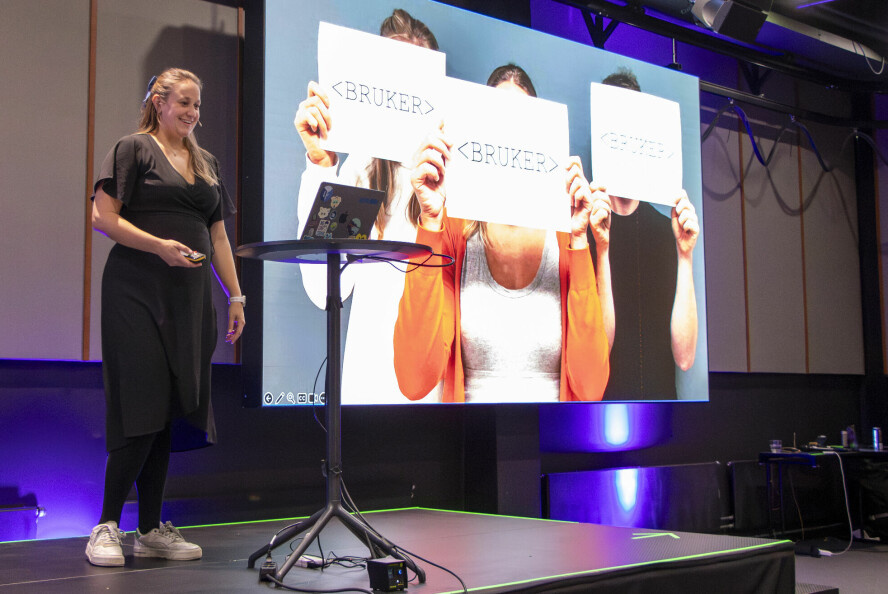 Ingrid Grønlie Guren snakket på AdaCon om hvordan NRKs nettsider må fungere på overraskende gamle enheter med utdatert programvare. 📸: Kurt Lekanger