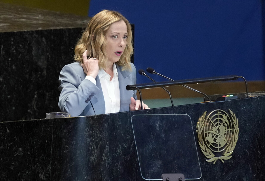Italias statsminister Giorgia Meloni vitnet onsdag mot to menn som anklages for å ha laget pornografiske deepfake-videoer av henne. 📸: Richard Drew / AP / NTB