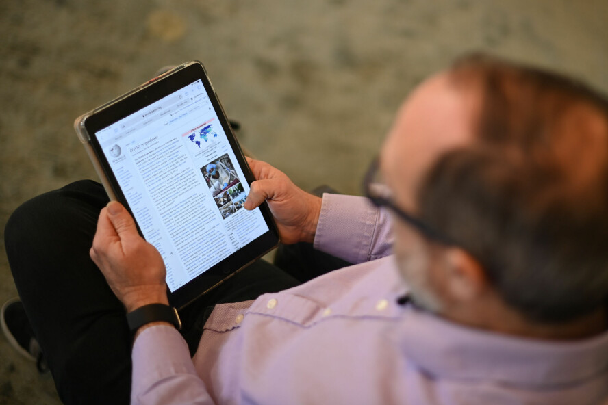 Stadig mer AI forsøpler Wikipedia, advarer en gruppe som nå tar kampen mot dårlig innhold. Bildet viser Wikipedia-grunnlegger Jimmy Wales i forbindelse med en fotoseanse i 2021. 📸: Daniel Leal-Olivas / AFP / NTB