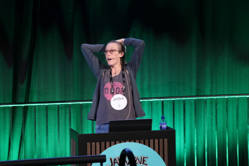 Christin Gorman er utvikler i Kodemaker – eller 'Programmerinne', som hun liker å kalle seg. Her fra årets JavaZone. 📸: Ole Petter Baugerød Stokke
