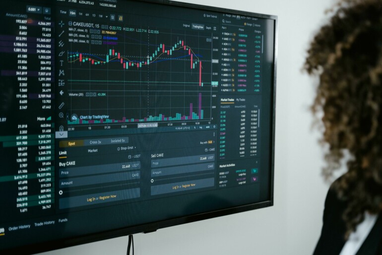 Kryptovalutaer kan stige og falle i verdi i stort tempo. Nå er flere aktører siktet for å manipulere markeder og enkeltvalutaer. Den aktuelle valutaen på skjermen er ikke trukket frem som eksempel i siktelsen. 📸: Tima Miroshnichenko / Pexels