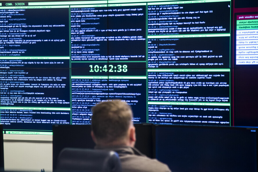 Teamet hos NorCERT jobber med å håndtere dataangrep mot samfunnskritisk infrastruktur. Nå advarer Nkom om økt fare for angrep som kan slå ut datasentre og elektronisk kommunikasjon. 📸: Foto: Heiko Junge / NTB