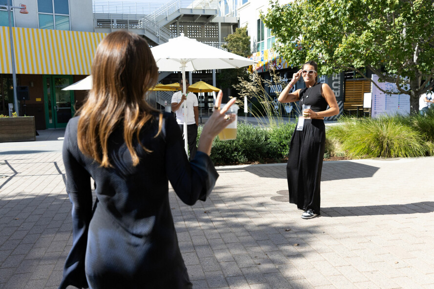 Meta-ansatte prøver de nye Ray-Ban-brillene på Meta Connect, på deres hovedkvarter i Menlo Park, California. 📸: REUTERS / Manuel Orbegozo / NTB
