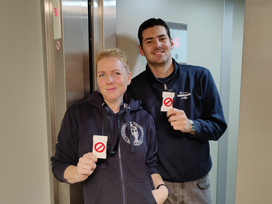 Alina Krogstad og Tryggve Altman Krogstad forteller hvor enkelt de kommer seg inn på jobben din med falske adgangskort, og falske smil. 📸: Privat