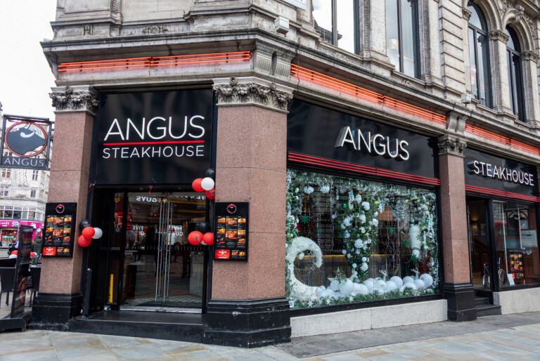 Restaurantkjeden Angus Steakhouse er blitt dratt inn i et forsøk på å sende turistene dit, framfor Londonboernes favorittrestauranter. 📸: Belinda Jiao / SOPA Images / Shutterstock / NTB