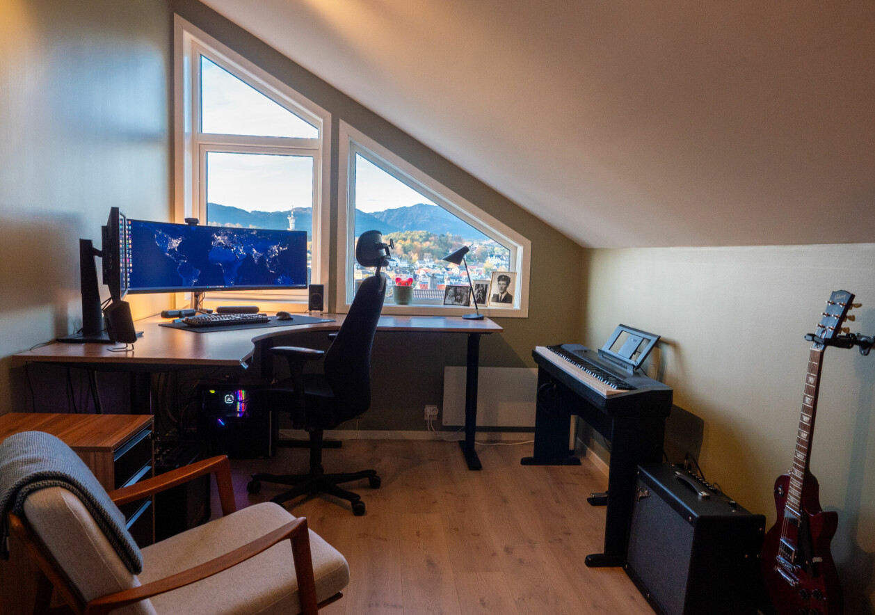 Fra hjemmekontoret. Elgitaren til høyre i bildet. 📸: Privat