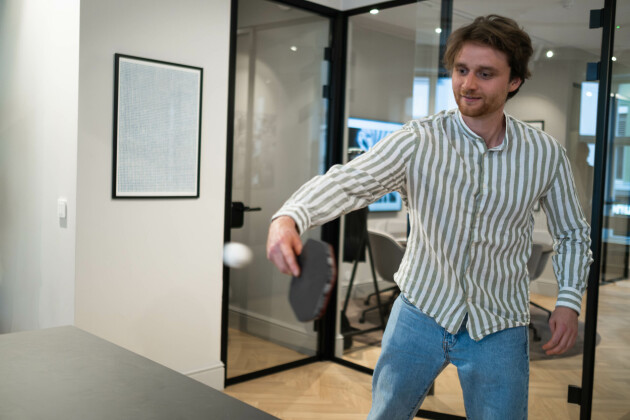 Stian Forseth liker å holde seg aktiv, blant annet med litt pingpong på kontoret. 📸: Alv