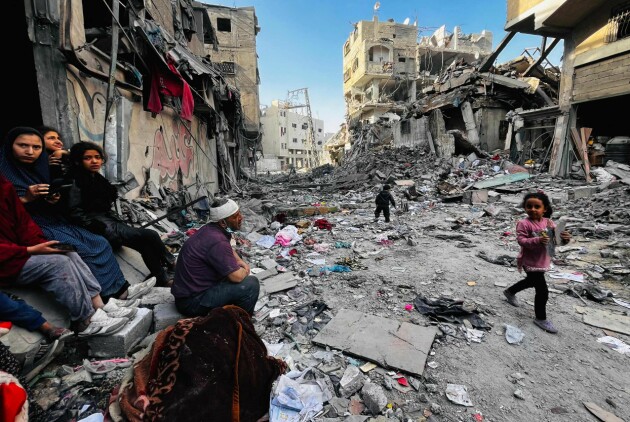Palestinere ved et lik av en slektning, i ruinene av sine hjem, i Beit Lahia, nord på Gaza-stripa, 29. oktober i år. Bombeangrepet denne natta skal ha tatt livet av 55 mennesker. 📸: AFP / NTB